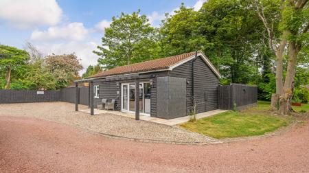 4 bedroom Detached bungalow for sale in Summer Gates Lane, Bratoft, PE24