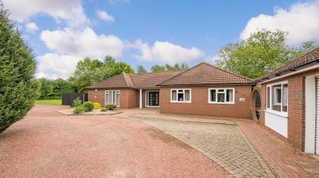 4 bedroom Detached bungalow for sale in Summer Gates Lane, Bratoft, PE24
