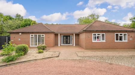 4 bedroom Detached bungalow for sale in Summer Gates Lane, Bratoft, PE24