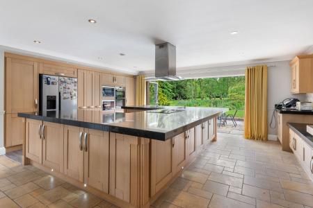 4 bedroom Detached bungalow for sale in Summer Gates Lane, Bratoft, PE24