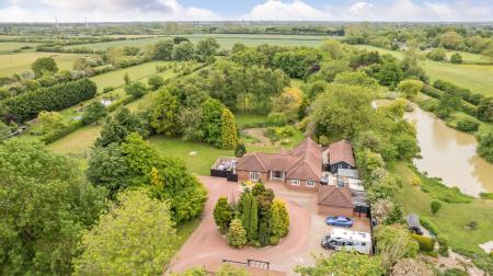 4 bedroom Detached bungalow for sale in Summer Gates Lane, Bratoft, PE24