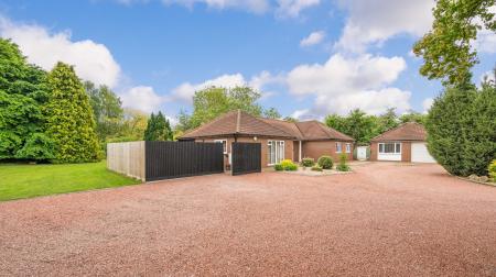 4 bedroom Detached bungalow for sale in Summer Gates Lane, Bratoft, PE24