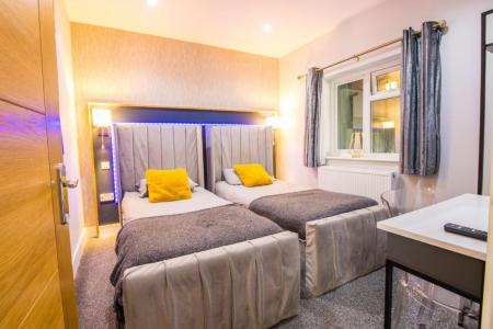 4 bedroom Detached bungalow for sale in Summer Gates Lane, Bratoft, PE24