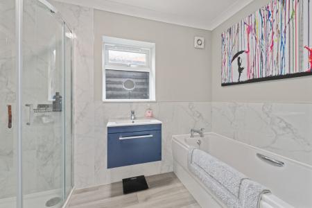 4 bedroom Detached bungalow for sale in Summer Gates Lane, Bratoft, PE24