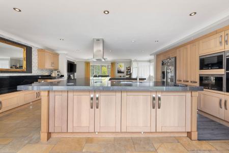 4 bedroom Detached bungalow for sale in Summer Gates Lane, Bratoft, PE24