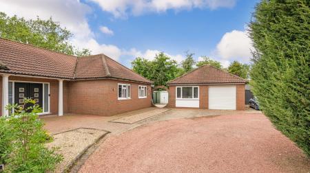 4 bedroom Detached bungalow for sale in Summer Gates Lane, Bratoft, PE24