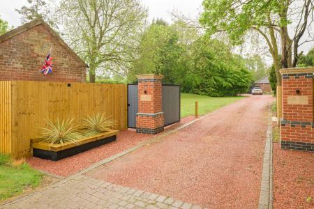 4 bedroom Detached bungalow for sale in Summer Gates Lane, Bratoft, PE24