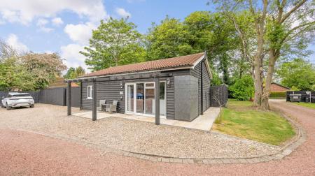4 bedroom Detached bungalow for sale in Summer Gates Lane, Bratoft, PE24