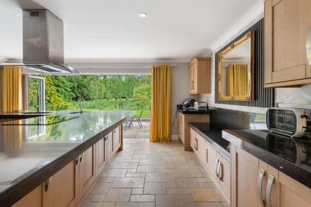 4 bedroom Detached bungalow for sale in Summer Gates Lane, Bratoft, PE24