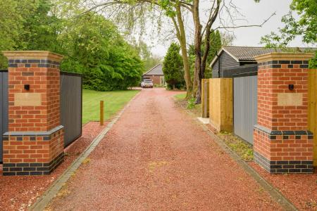 4 bedroom Detached bungalow for sale in Summer Gates Lane, Bratoft, PE24