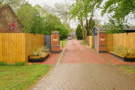 4 bedroom Detached bungalow for sale in Summer Gates Lane, Bratoft, PE24