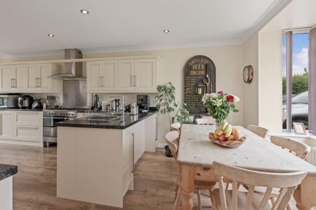 6 bedroom Detached house for sale in Low Road, Friskney, PE22