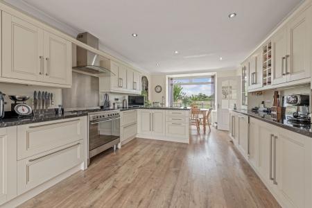 6 bedroom Detached house for sale in Low Road, Friskney, PE22