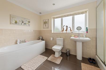 6 bedroom Detached house for sale in Low Road, Friskney, PE22