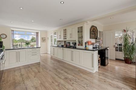 6 bedroom Detached house for sale in Low Road, Friskney, PE22