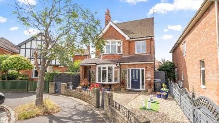 6 bedroom Detached house for sale in Glentworth Crescent, Skegness, PE25