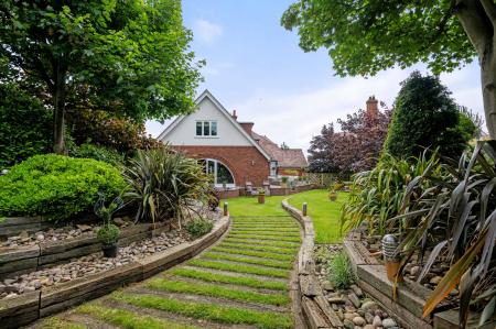 5 bedroom Detached house for sale in Sea Front Road, Skegness, PE25