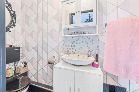 6 bedroom Detached house for sale in Glentworth Crescent, Skegness, PE25