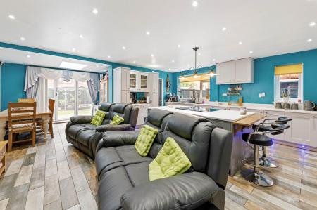 6 bedroom Detached house for sale in Glentworth Crescent, Skegness, PE25