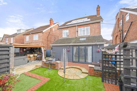 6 bedroom Detached house for sale in Glentworth Crescent, Skegness, PE25