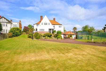 4 bedroom Detached house for sale in Seacroft Esplanade, Skegness, PE25