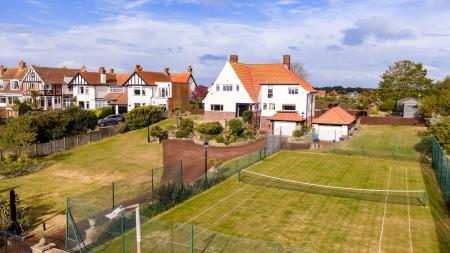 4 bedroom Detached house for sale in Seacroft Esplanade, Skegness, PE25