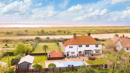 4 bedroom Detached house for sale in Seacroft Esplanade, Skegness, PE25