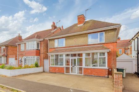 3 bedroom Detached house for sale in Glentworth Crescent, Skegness, PE25