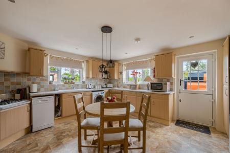 5 bedroom Detached house for sale in Croft Bank, Croft, PE24