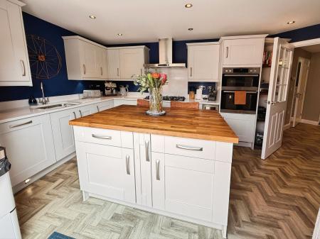 4 bedroom Detached house for sale in Griffiths Avenue, Doseley, TF4