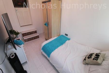 1 bedroom Property to let in Woodgreen Road - VIEWINGS AVAILABLE FROM 8am - 8pm