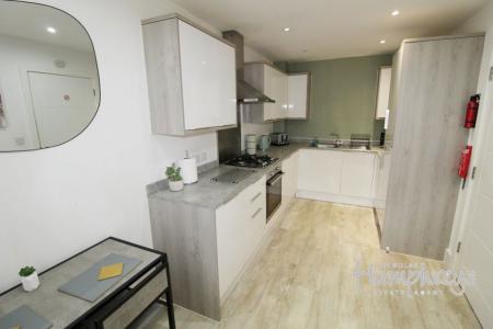 4 bedroom Property to let in Groveley Lane, Northfield B31