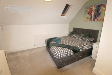 4 bedroom Property to let in Groveley Lane, Northfield B31