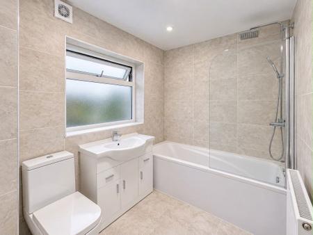3 bedroom Property to let in Crossfields Road, Warwick CV34