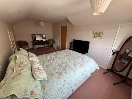 4 bedroom Semi-detached house for sale in Charnwood Road, Burton-On-Trent