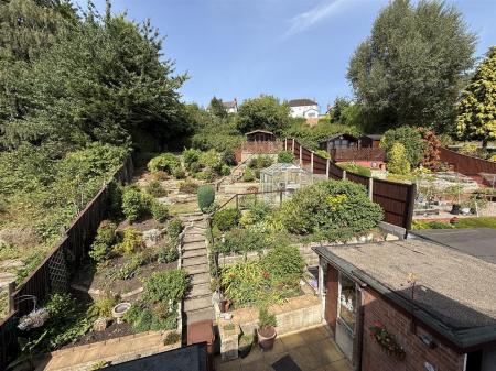 4 bedroom Semi-detached house for sale in Charnwood Road, Burton-On-Trent