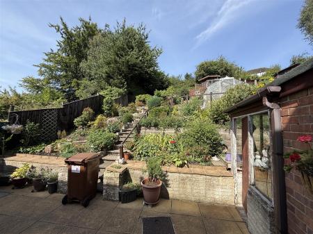 4 bedroom Semi-detached house for sale in Charnwood Road, Burton-On-Trent