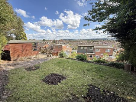 4 bedroom Semi-detached house for sale in Charnwood Road, Burton-On-Trent