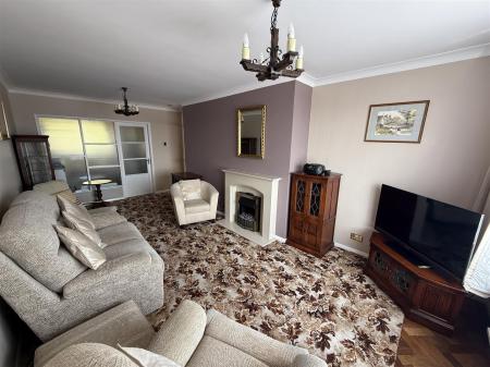 4 bedroom Semi-detached house for sale in Charnwood Road, Burton-On-Trent
