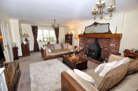 4 bedroom Detached house for sale in Fauld Lane, Tutbury, Burton-On-Trent