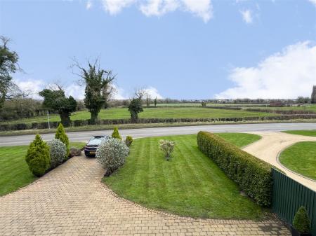 4 bedroom Detached house for sale in Fauld Lane, Tutbury, Burton-On-Trent