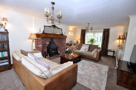 4 bedroom Detached house for sale in Fauld Lane, Tutbury, Burton-On-Trent