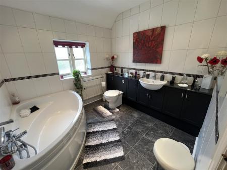 4 bedroom Detached house for sale in Fauld Lane, Tutbury, Burton-On-Trent
