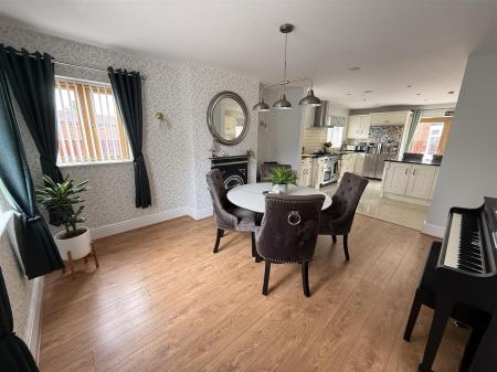 6 bedroom Detached house for sale in Colliery Lane, Linton, Swadlincote