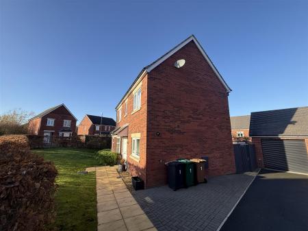 3 bedroom Detached house for sale in Bath Road, Castle Gresley, Swadlincote