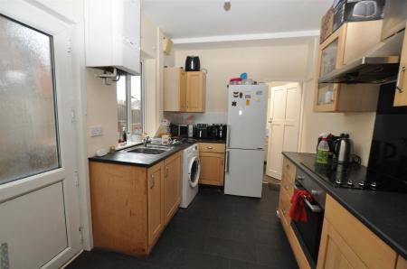 4 bedroom Terraced House for sale in Calais Road, Burton-On-Trent