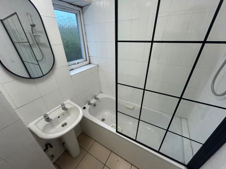 1 bedroom Flat to let in Alexandra Road, Winshill, Burton upon Trent, DE15