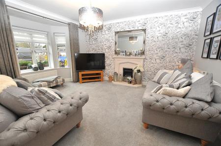 4 bedroom Detached house for sale in Alderson Drive, Stretton, Burton-On-Trent