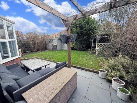 4 bedroom Detached house for sale in Alderson Drive, Stretton, Burton-On-Trent