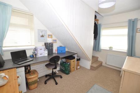 2 bedroom Semi-detached house for sale in Mayfield Drive, Burton-On-Trent